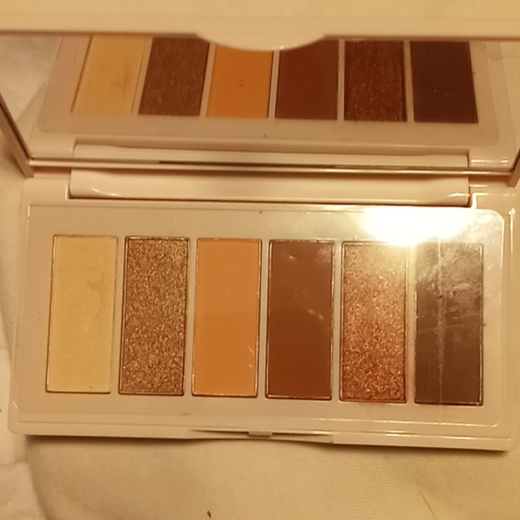Eyeshadow Palette - Picture 2 of 3